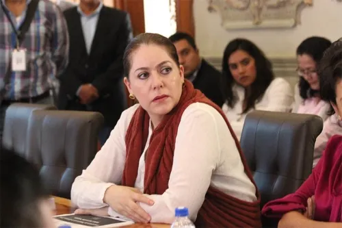 Van contra Yareni Natera, exfuncionaria de Banck, por entregar bases irregulares