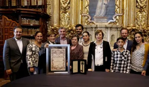 Tony Gali entrega Clavis Palafoxiana a Manuel Reigadas