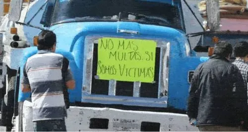 Piperos causan caos vial, piden alto al robo de sus unidades