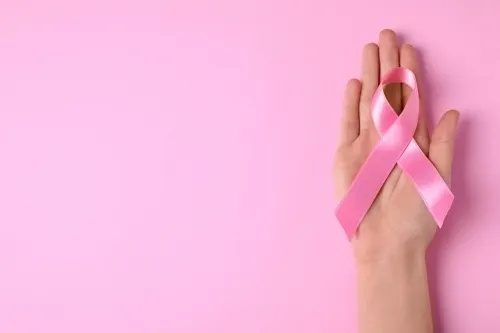 La detección oportuna del cáncer de mama comienza a los 20 años, con autoexploración
