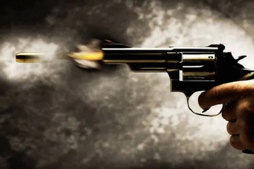Asaltante resulta herido con su propia arma