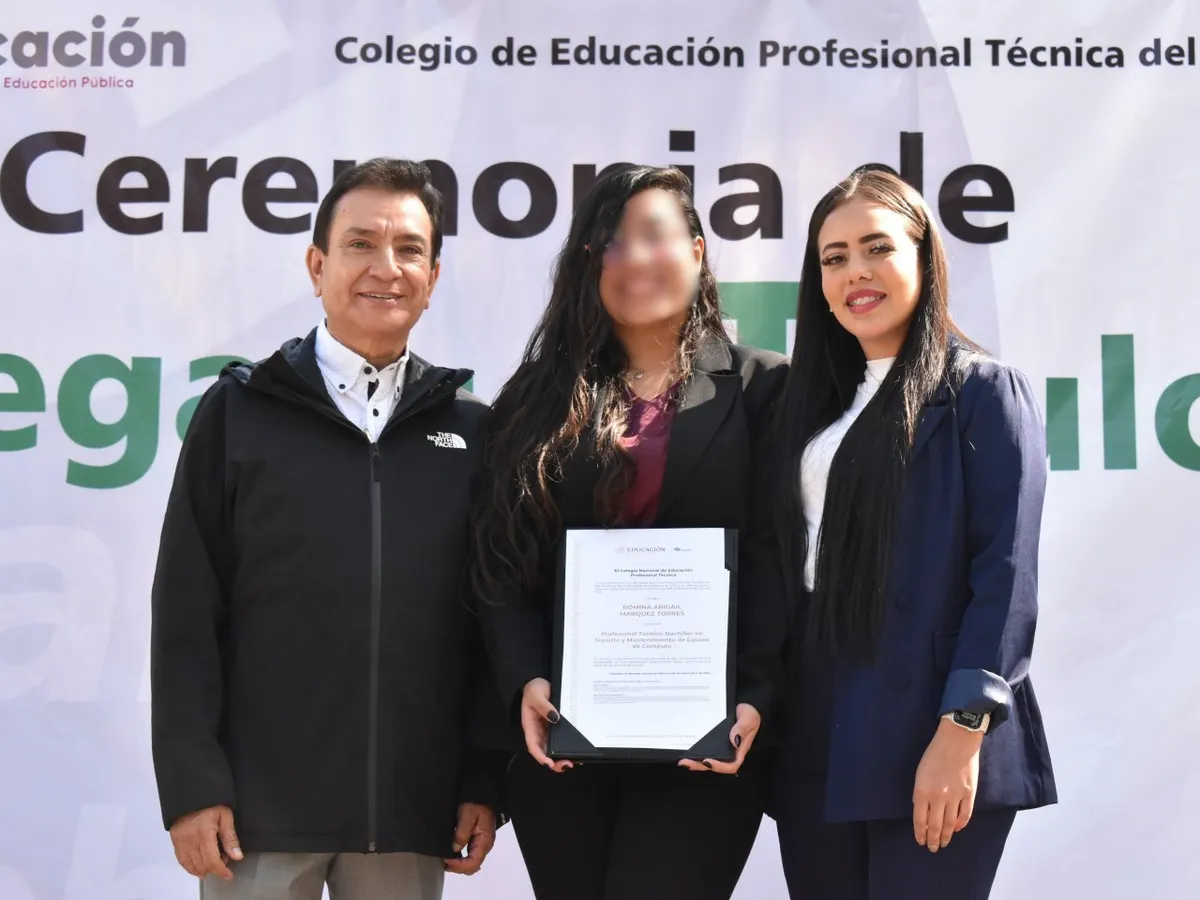 Conalep entrega 200 títulos a egresados del Plantel Puebla I
