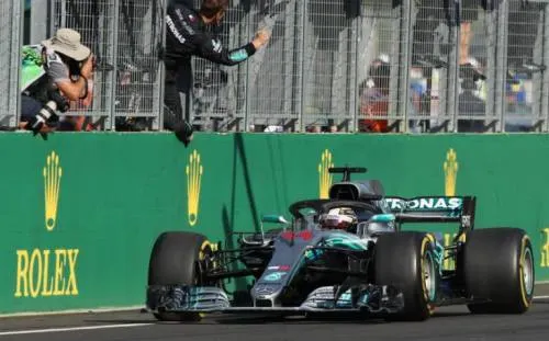 Hamilton refuerza su liderato al ganar por quinta vez en Hungría