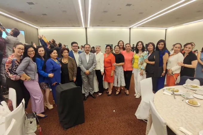 Utilizan el premio de las “docentes distinguidas” para promover al candidato oficial del SNTE 23