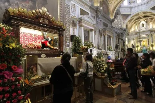 Cientos de feligreses visitan al Señor de las Maravillas; templo cumple con las medidas de seguridad
