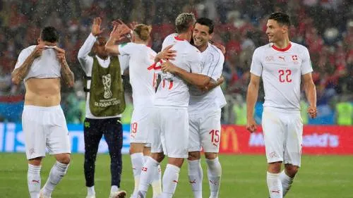 Suiza da la vuelta al partido y al grupo