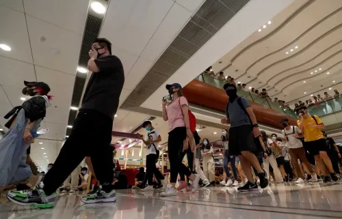 Manifestantes bloquean estaciones de trenes en Hong Kong
