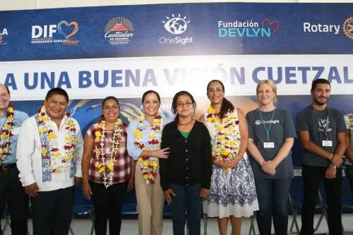 Apoya Dinorah López de Gali salud visual de los habitantes de la Sierra Norte
