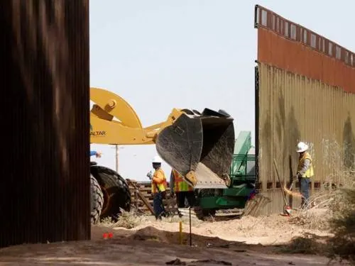Celebra Trump fallo a favor del muro en California, pero aplaza obras