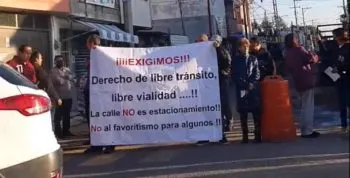 Protestan colonos de Momoxpan por obstrucción vial afuera del Colegio D’Amicis
