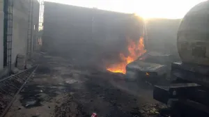 Arde bodega clandestina de combustible en Puebla