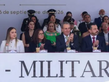Participa Pepe Chedraui en desfile cívico-militar por la Independencia en Puebla