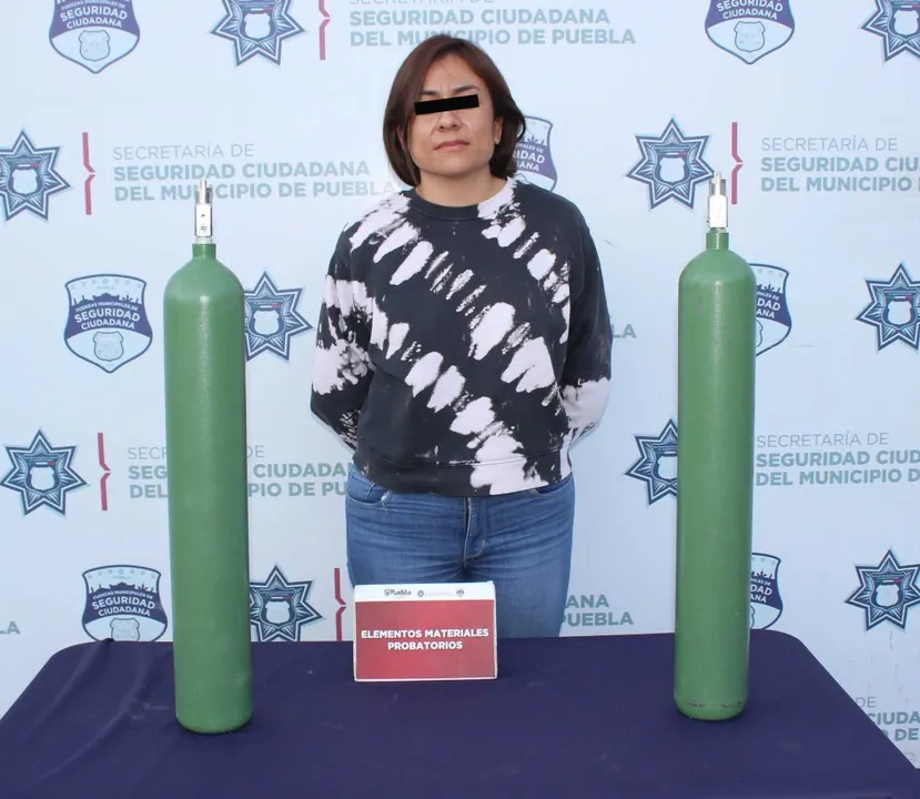 Detuvo policía municipal de Puebla a mujer por robo de dos tanques, aparentemente, para almacenar oxígeno medicinal