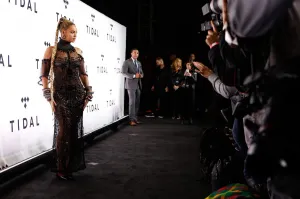 Beyoncé luce majestuosa en este vestido de transparencias