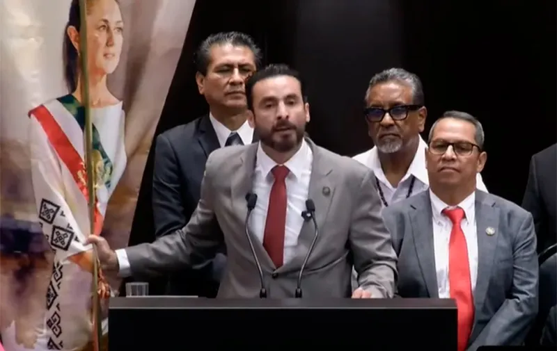 El diputado poblano Toño López llevó un estandarte de Claudia Sheinbaum a San Lázaro para respaldar a la 4T