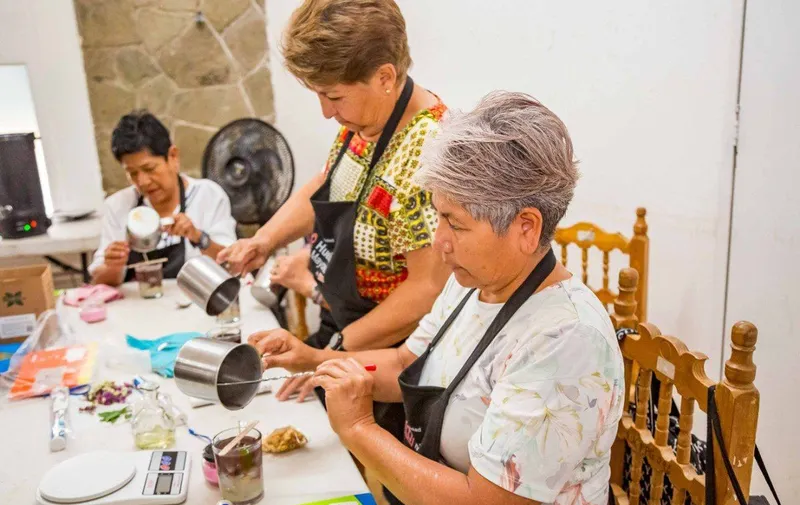 smdif-pue-adultos-mayores-taller-velas-aromaticas
