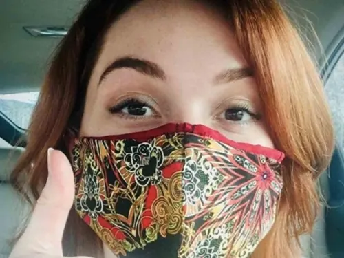 Jennifer Stone se une como enfermera para ayudar a contagiados de Covid-19