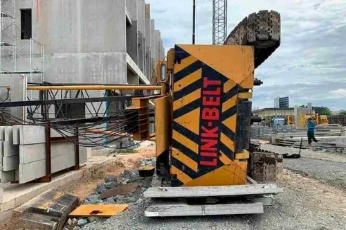 Colapsa enorme grúa de construcción en Camboya; 5 muertos