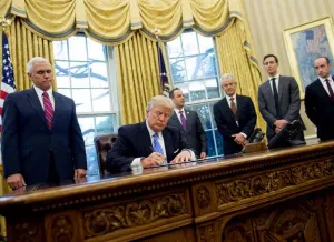 Trump firma nuevo veto migratorio a seis países