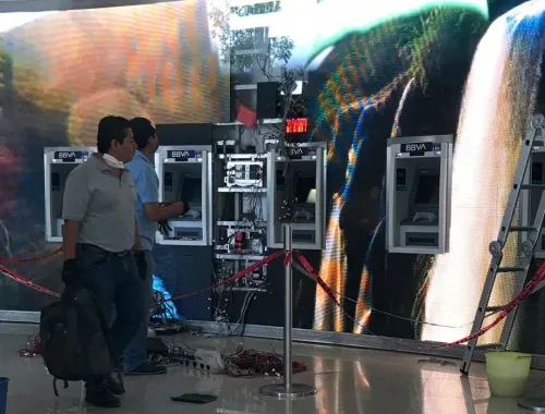 Vandalizan  pantallas muro de BBV en la Avenida Juárez
