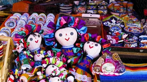 Ayuntamiento de Claudia Rivera prohíbe feria artesanal de migrantes