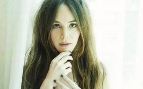 Camila Sodi sorprende con sexy foto en topless