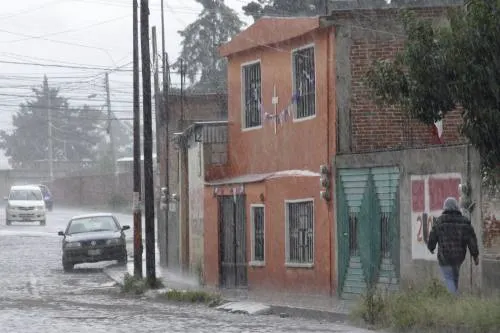 Continuarán lluvias en Puebla; vecinos reportan caída de bardas, inundaciones y tráfico