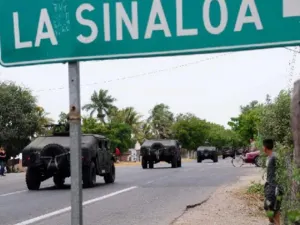 Hallan a decapitados en carretera de Sinaloa