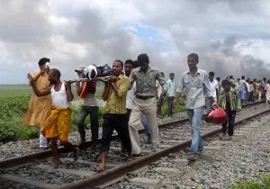 Tren arrolla y mata a 35 personas en la India