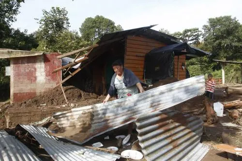 Casas afectadas por Earl serán derrumbadas, darán nuevas viviendas a familias: Islas