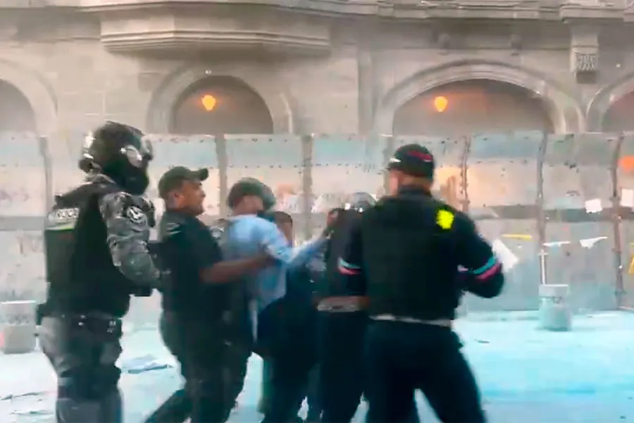 8m Marcha Zocalo Pue Dos Detenidos
