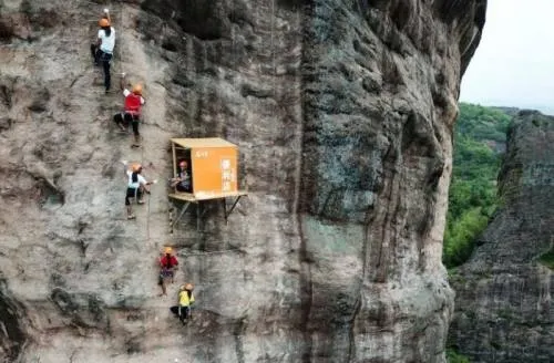 Increíble tienda que cuelga de un acantilado, la nueva atracción turística de China