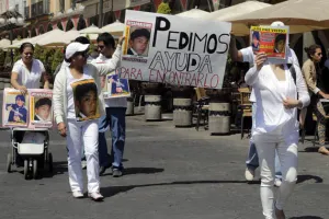 Familiares de pareja de jóvenes desaparecidos marchan por calles del centro