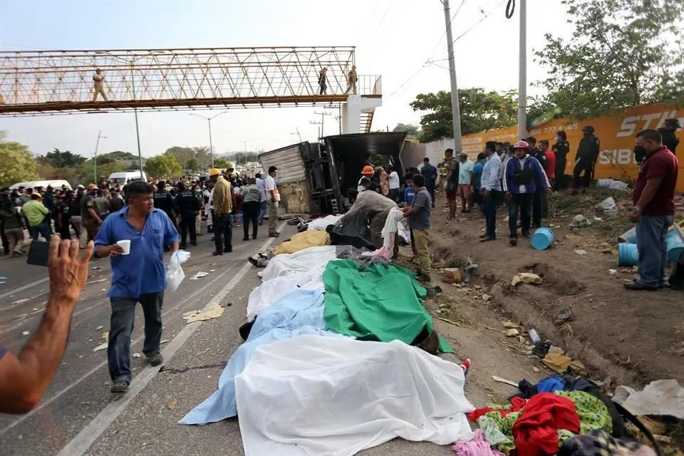 Mueren 49 migrantes al volcar el tráiler en que viajaban por Chiapas