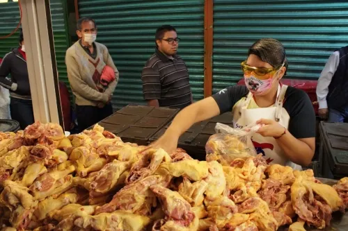Por segunda ocasión, Pollería Carmelita regala pollos