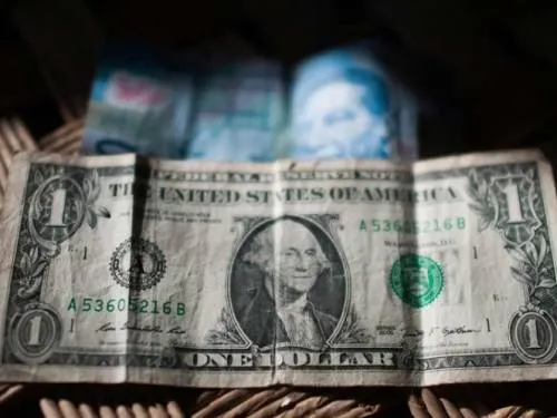 Dólar abre con baja, se vende hasta en $20.76