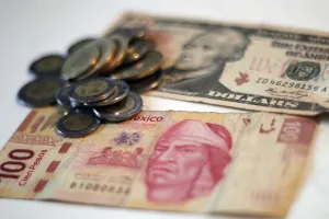 Crisis del peso traería repercusiones a mexicanos, advierte especialista