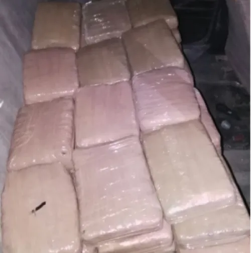 Policía Estatal aseguró vehículo que transportaba 38 paquetes de marihuana