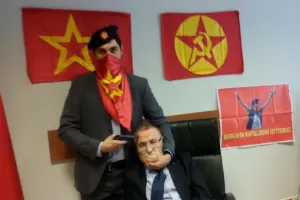 Turquía bloquea redes sociales por imagen de fiscal asesinado