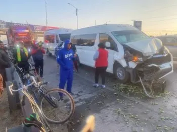 Una camioneta se impactó contra vehículo de peregrinos de Tlaxcala en Periférico