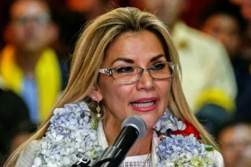 Presidenta interina de Bolivia Añez pide la renuncia de todos sus ministros