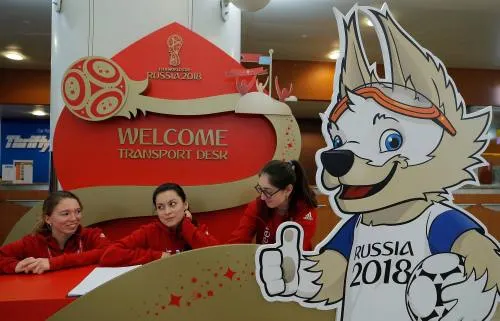 Zabivaka, la mascota oficial del Mundial 2018, pasea por Moscú