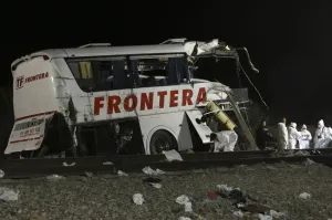 Van 20 muertos por choque de autobús en NL