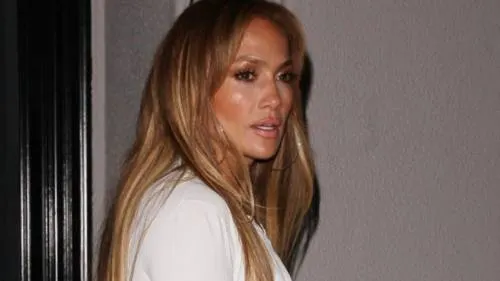 Sorprenden a Jennifer Lopez usando la misma ropa del otro día