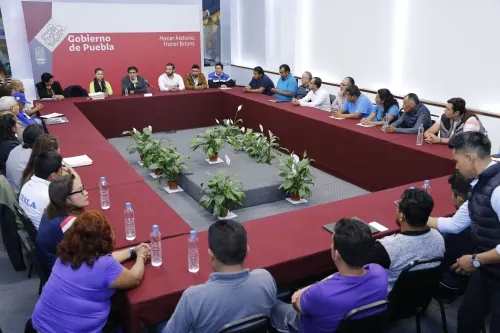 Rehabilitar canchas de fútbol y techumbre para unidades deportivas de Tehuacán, ofrece Barbosa
