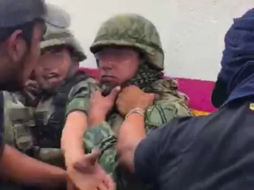 VIDEO: Retienen a militares a cambio de armas… de criminales