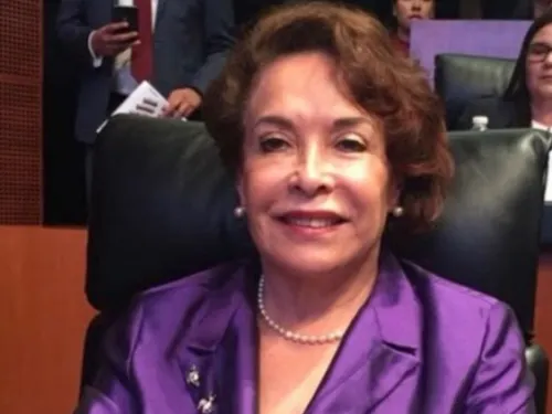Senadora llama “retrasados mentales” a reporteros tras constantes preguntas sobre CFE