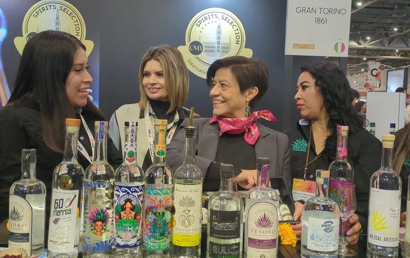 Gobierno estatal impulsa mezcal poblano en “Wine Paris 2025”