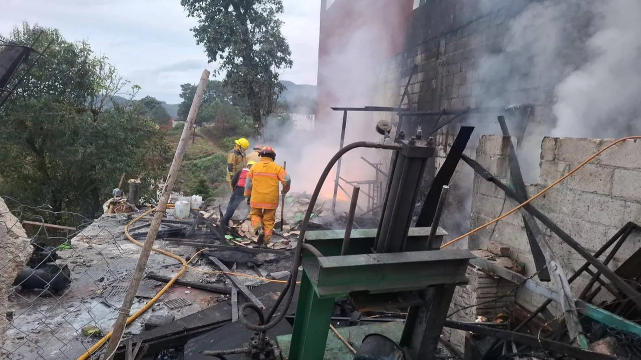 Investigan presunta operación de polvorín tras explosión en la Sierra Norte