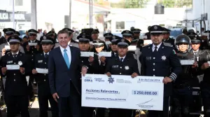 Tony Gali entrega estímulos económicos a policías